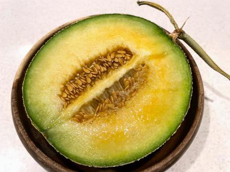 食べ頃のアールスメロンを半分にカット49 食べ頃のアールスメロンを半分にカット49 メロン,アールスメロン,1/2の写真素材