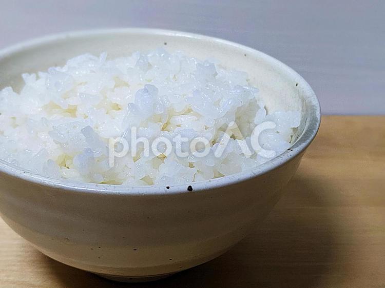 田舎暮らしで炊き立てごはんを食べる お米,白米,ごはんの写真素材