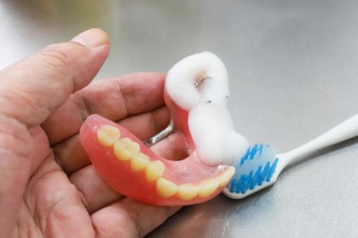 部分入れ歯の手入れ_04 部分入れ歯,入れ歯,歯ブラシの写真素材