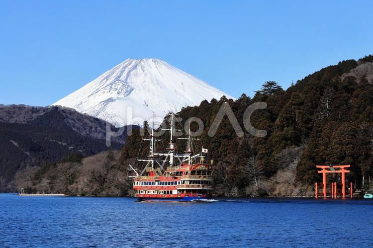 芦ノ湖と富士と鳥居と遊覧船 遊覧船,箱根,観光船の写真素材