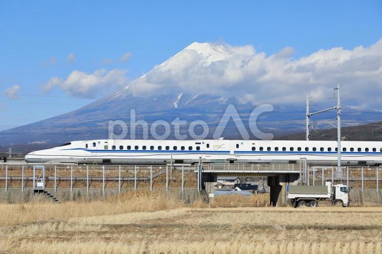 富士山を背に田園を走る東海道新幹線 新幹線,風景,富士山の写真素材