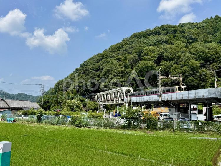 高尾山の麓　高尾山口駅 高尾山,電車,鉄橋の写真素材