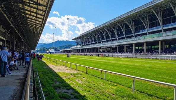 晴れた日のレースがない競馬場 晴れた日のレースがない競馬場の写真