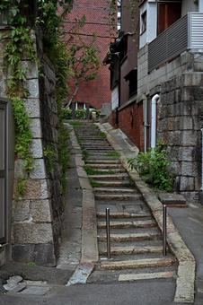 散歩しているときに出会った古びた石階段 街角,古びた,石の写真素材