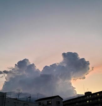 空に浮かぶ巨獣 空に浮かぶ巨獣 夕雲の鼓動,夕暮れの空,六地蔵の写真素材