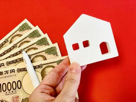 白い家を持つ手元とお金 白い家を持つ手元とお金 住宅ローン,不動産,お金の写真素材