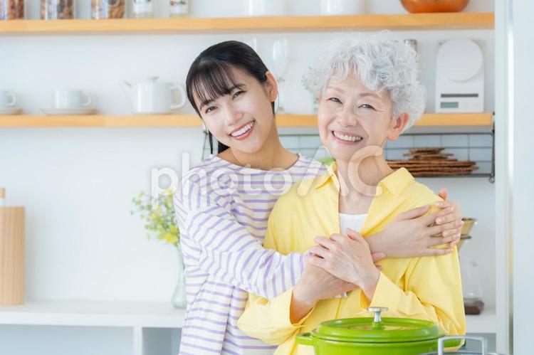 キッチンで料理をする孫と祖母 料理,家族,シニアの写真素材