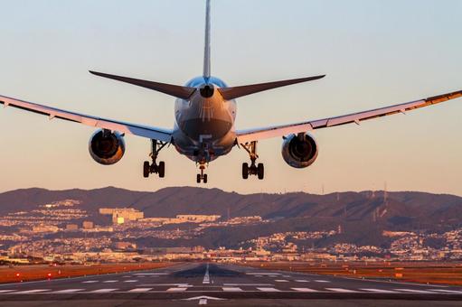 早朝の空港での着陸寸前の旅客機後方 飛行機,空港,着陸の写真素材