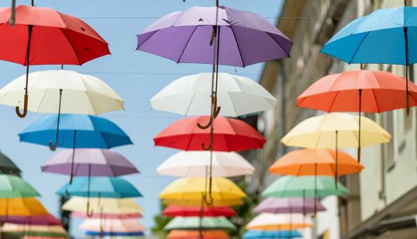 晴れの日に干しているカラフルな沢山の傘の写真