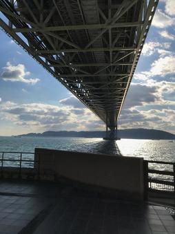 橋を見上げて 橋を見上げての写真