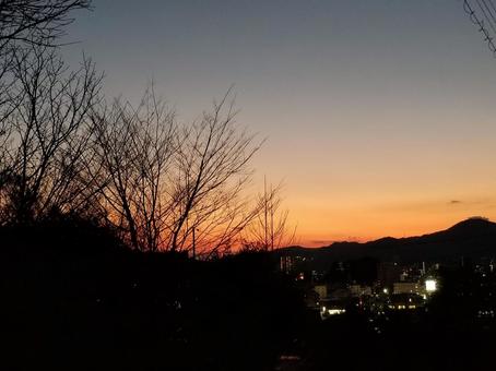 山から見た夕焼けと街 山から見た夕焼けと街 夕暮れ,夕焼け,夕ぐれの写真素材