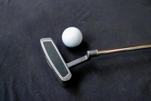 黒布に置かれたゴルフのパターと白ボール ゴルフ,パター,ボールの写真素材
