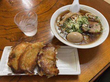 ジャンボ餃子とラーメン ジャンボ餃子とラーメンの写真
