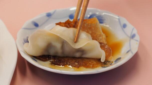 羽根つき餃子・家庭料理（食べるシーン） 羽根つき,餃子,焼き餃子の写真素材