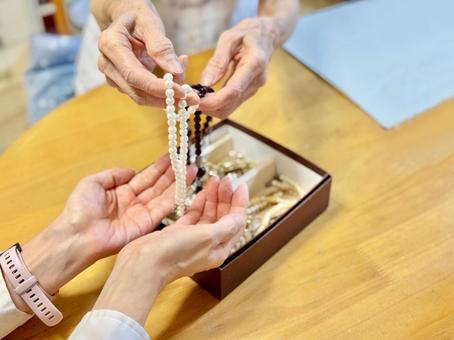 高齢女性からパールネックレスをもらう女性 高齢女性からパールネックレスをもらう女性 形見分け,生前整理,ネックレスの写真素材