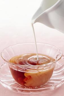 紅茶にミルクを注ぐ(ミルクティー) 紅茶にミルクを注ぐ(ミルクティー) 紅茶,注ぐ,ミルクの写真素材