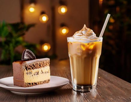 アイスカフェラテとチョコレートケーキ アイスカフェラテとチョコレートケーキの写真