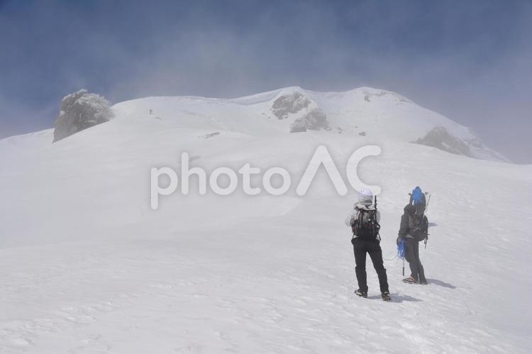 雪の谷川岳・西黒尾根を登る登山者 谷川岳,西黒尾根,雪山の写真素材