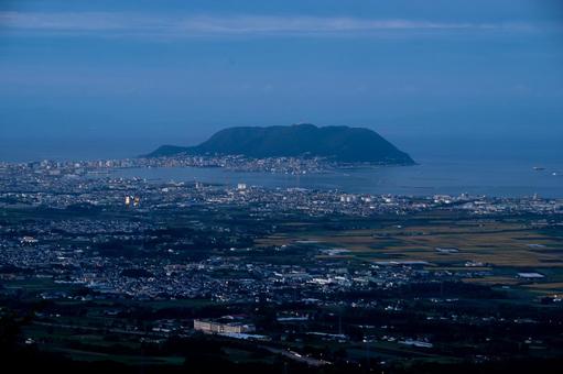 静寂に包まれた夜明けの函館山遠望 静寂に包まれた夜明けの函館山遠望 函館山,函館,街並みの写真素材