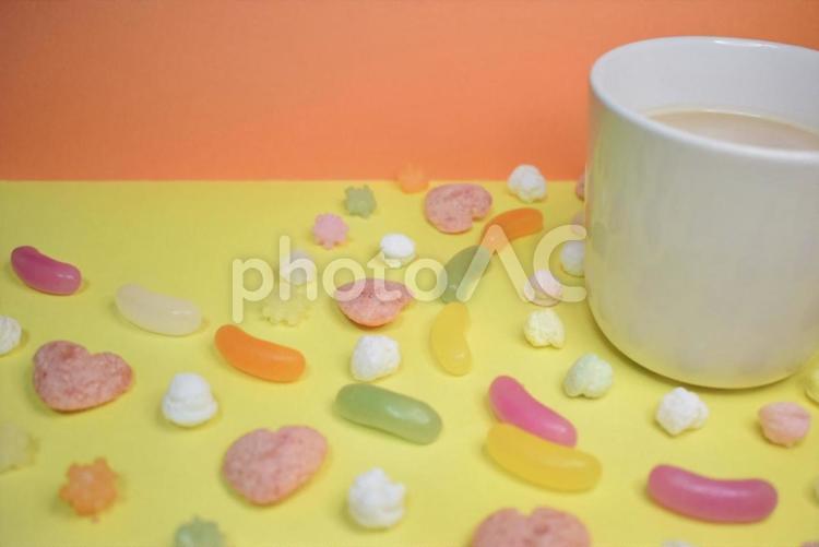 カフェラテとお菓子達　横黄オレンジ色 お菓子,コーヒー,カフェラテの写真素材