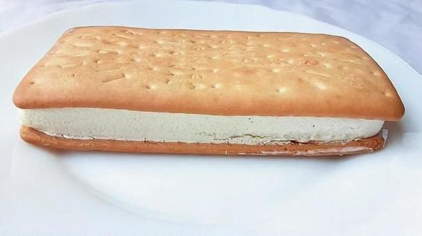 ビスケットサンドアイスクリーム・1 ビスケットサンドアイスクリーム・1 アイスクリーム,スイーツ,デザートの写真素材