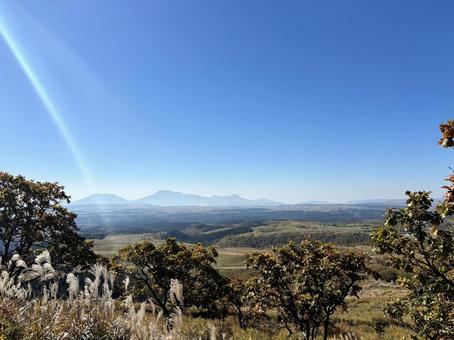 秋晴れの高原とススキ野原の雄大な風景 秋晴れの高原とススキ野原の雄大な風景 ススキ,秋,風景の写真素材