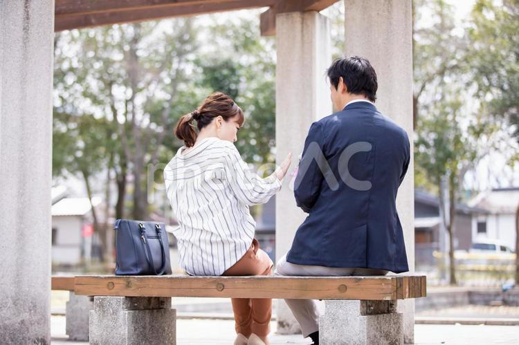カジュアルビジネスの会社員 恋愛,断る,プロポーズの写真素材