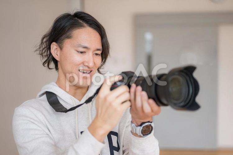 カメラを持つ爽やかな男性 男性,日本人,韓国人の写真素材