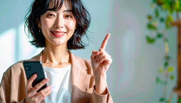 おすすめの指をさす人 おすすめの指をさす人の写真