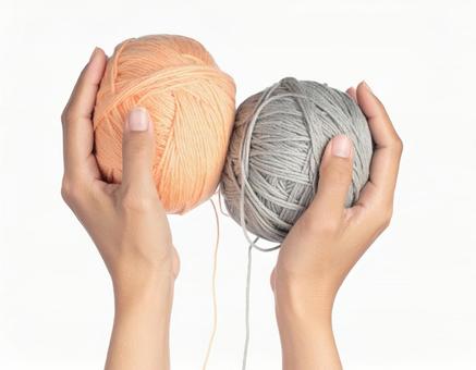 二つの毛糸玉をくっつけるの写真