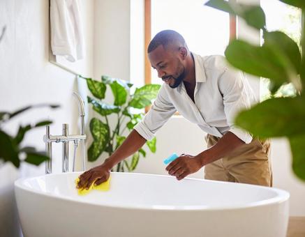 バスタブ掃除をする男性 バスタブ掃除をする男性の写真