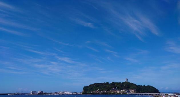 江ノ島と青い空 江ノ島,江の島,海の写真素材