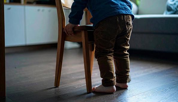 イスにつかまり立ちする男の子 イスにつかまり立ちする男の子の写真