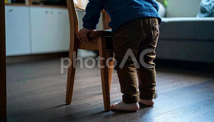 イスにつかまり立ちする男の子 つかまり立ち,赤ちゃん,椅子の写真素材