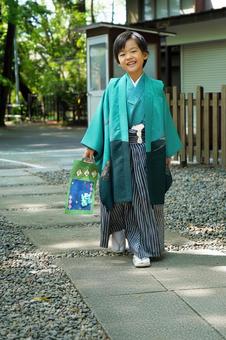 七五三の着物姿の5歳の日本人の男の子 七五三の着物姿の5歳の日本人の男の子 子供,子ども,七五三の写真素材