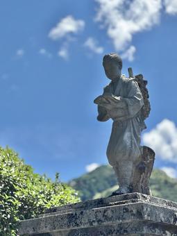 夏空の下に佇む二宮金次郎像 夏空の下に佇む二宮金次郎像 二宮金次郎,二宮尊徳,象の写真素材