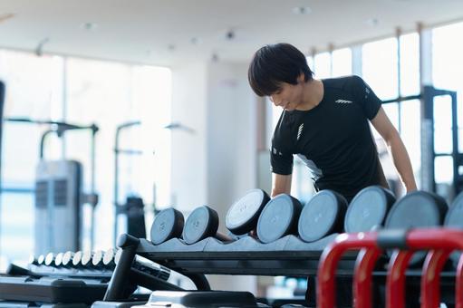 スポーツジムでトレーニングをする若い男性 スポーツジム,フィットネス,ダイエットの写真素材