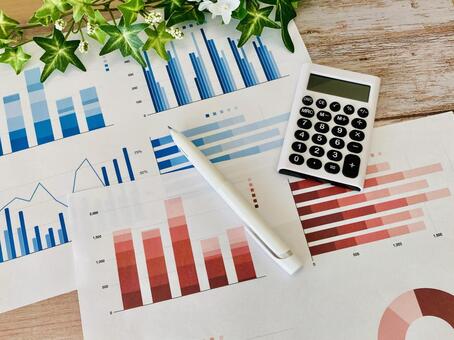 青と赤のグラフ＆電卓 グラフ,電卓,業績の写真素材