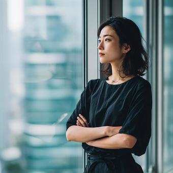 物思いにふける日本人ビジネスウーマン 物思いにふける日本人ビジネスウーマンの写真
