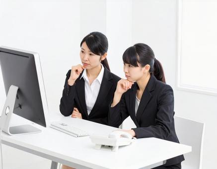 オフィスでアイディアを練る女性 オフィスでアイディアを練る女性の写真
