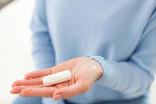 手のひらにタンポンを乗せている女性 生理,月経,女性の写真素材