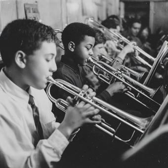 音楽教室で練習するティーンのブラスバンド 音楽教室で練習するティーンのブラスバンドの写真