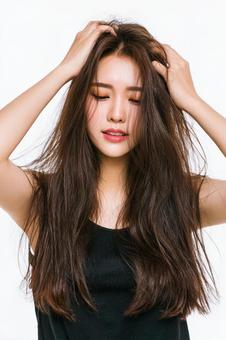 悩む女性の写真