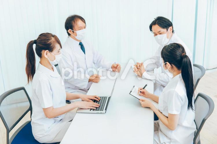 医療現場・カンファレンス（マスク姿） カンファレンス,医療,医者の写真素材