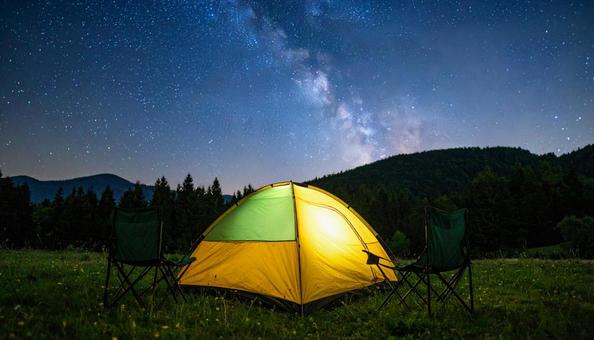 夜の星空の下のテントキャンプ 夜の星空の下のテントキャンプの写真