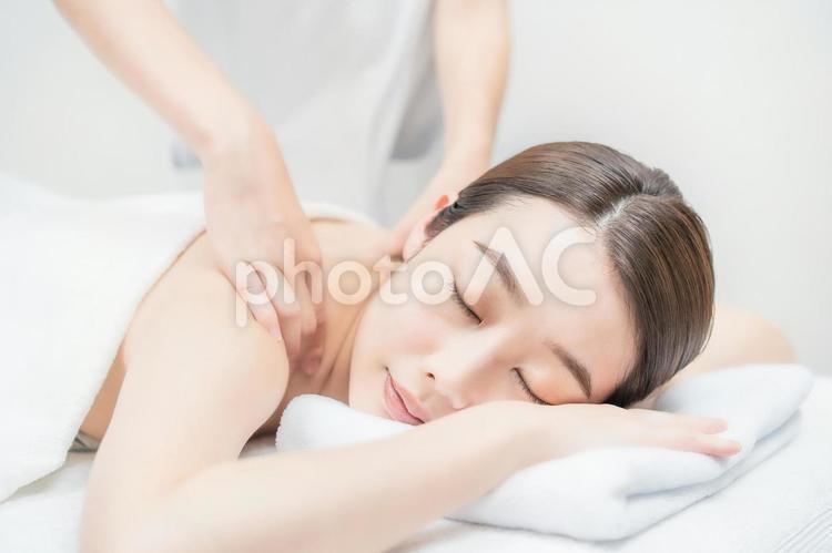 エステサロンでマッサージを受ける若い女性 女性,エステサロン,美肌の写真素材