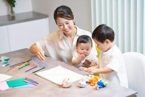 母親と一緒に遊ぶ子供達 子ども,遊ぶ,折り紙の写真素材