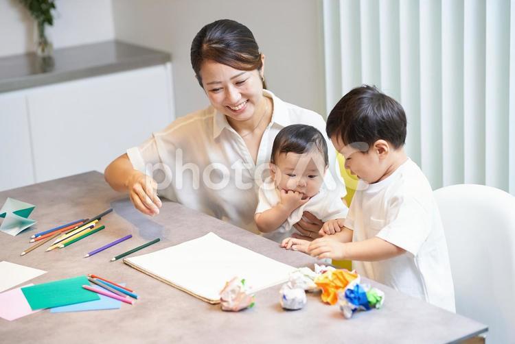 母親と一緒に遊ぶ子供達 子ども,遊ぶ,折り紙の写真素材