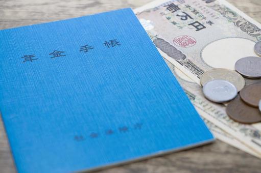 年金手帳 お金 年金手帳 お金 年金手帳,お金,紙幣の写真素材
