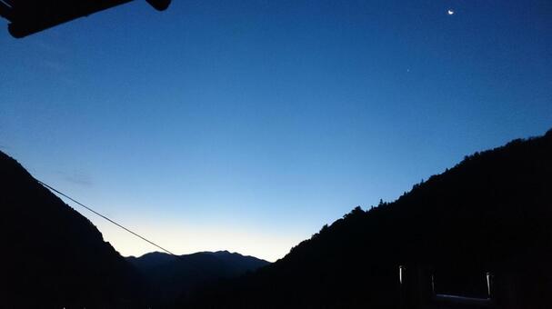 夜明けと月と山 夜明けと月と山の写真